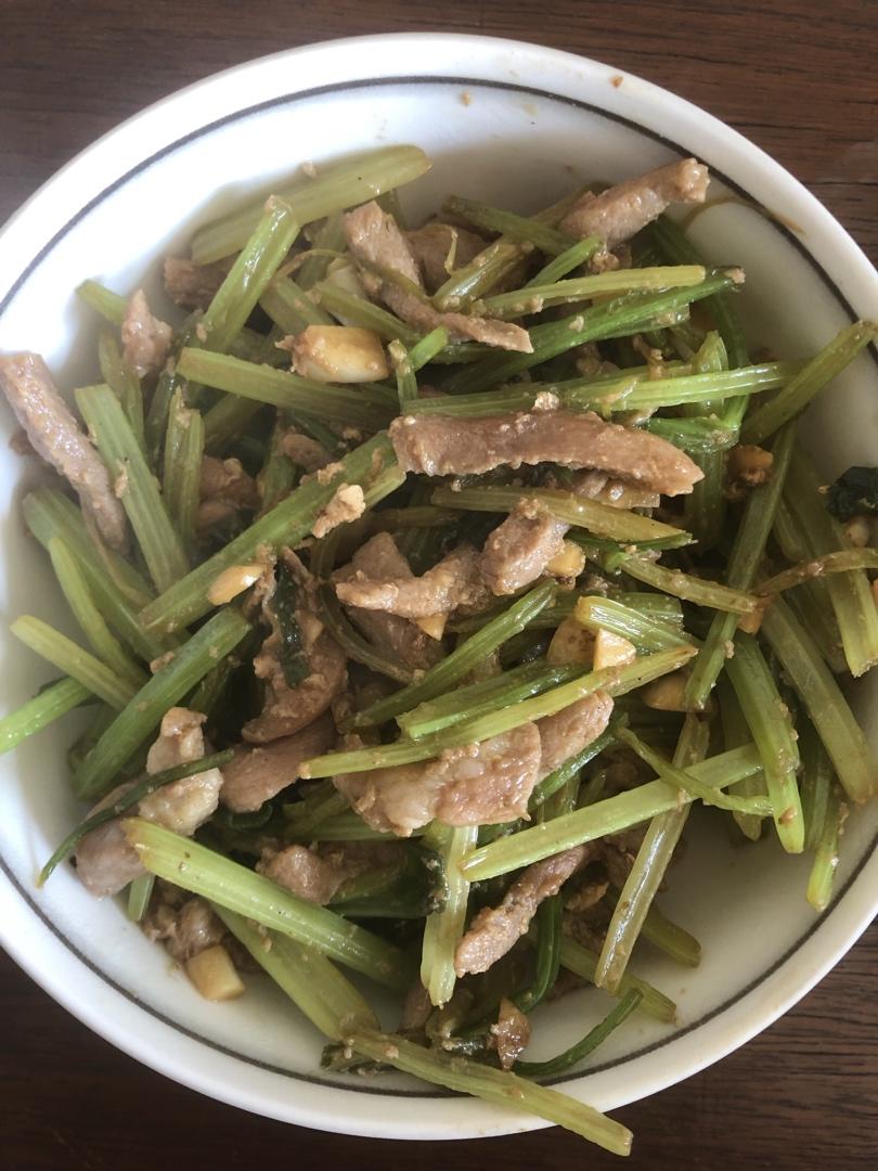 芹菜炒肉的新方法（这样炒出来的芹菜脆，肉丝嫩滑）