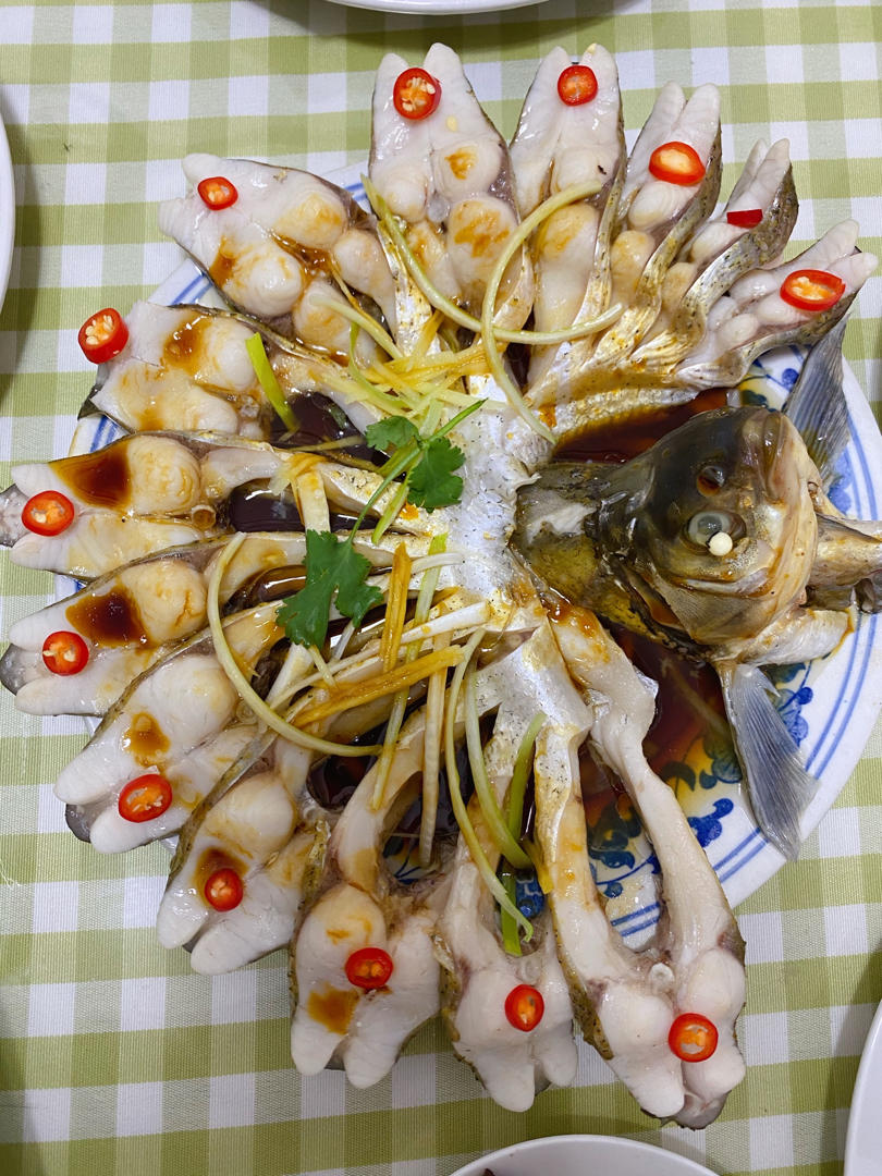 闹腾的小猫咪做的孔雀开屏(清蒸武昌鱼)