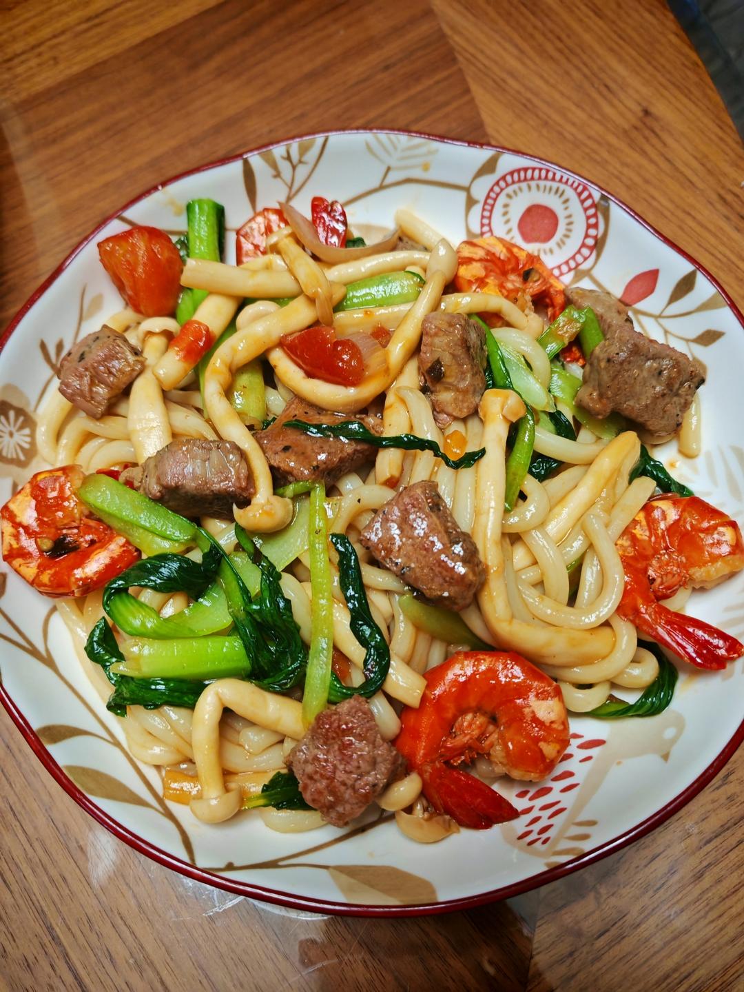 上桌秒光的黑椒牛肉乌冬面