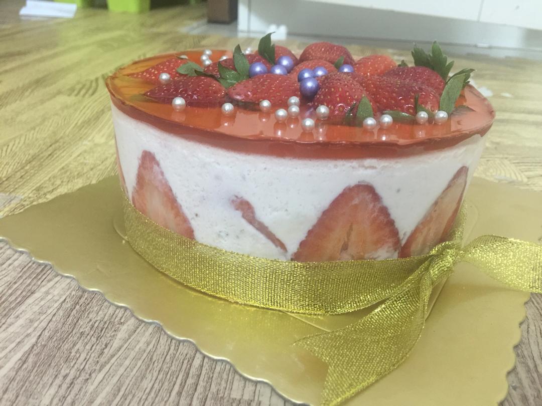 6寸草莓慕斯蛋糕