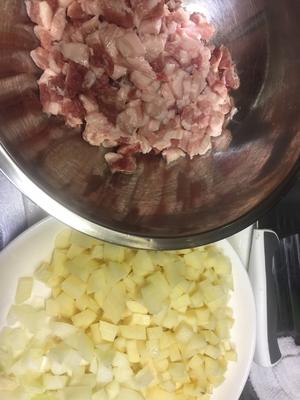 酱肉土豆包子的做法 步骤1