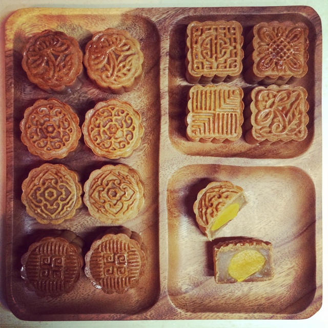 一口广月之小小蛋黄莲蓉月饼