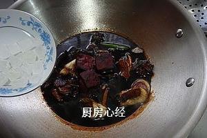 淘米水炖肘子的做法 步骤8