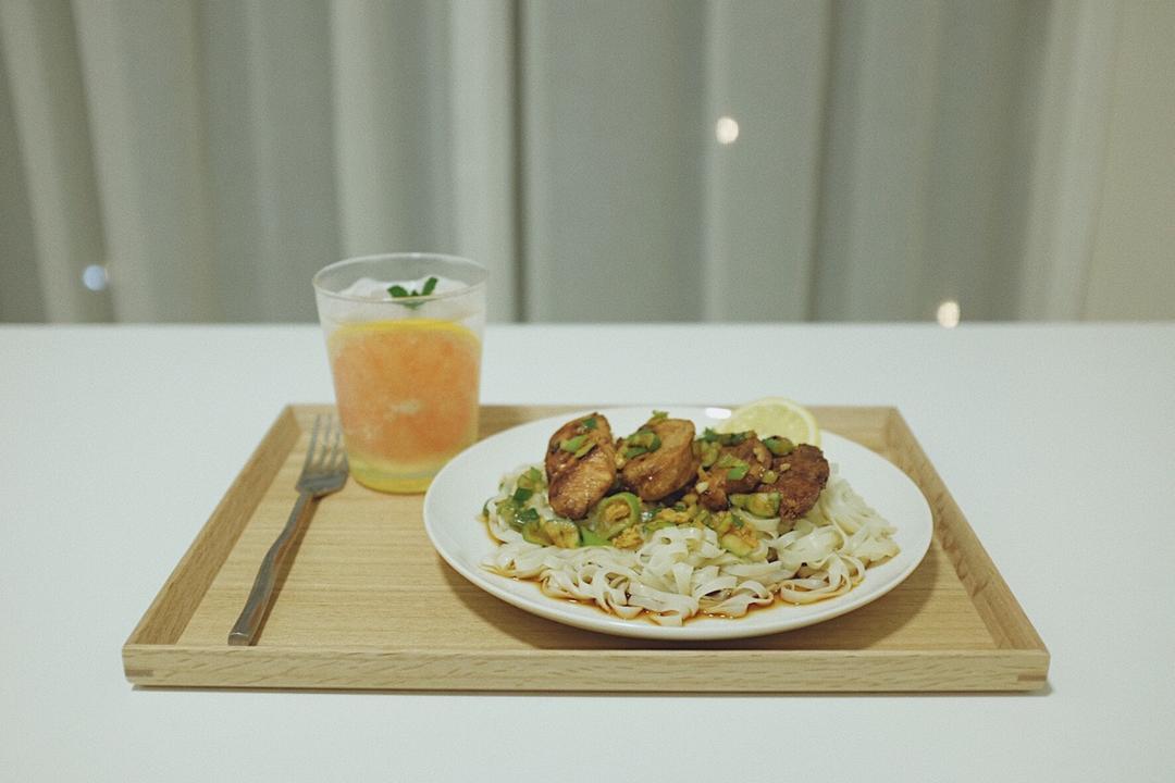 想不好吃都难的——酸甜清爽青柠鸡胸肉凉面！gif小动图