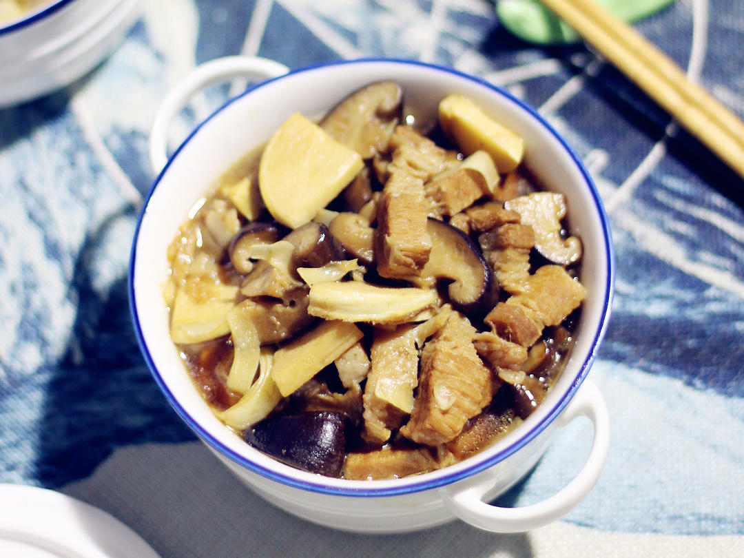 香菇冬笋炖五花肉