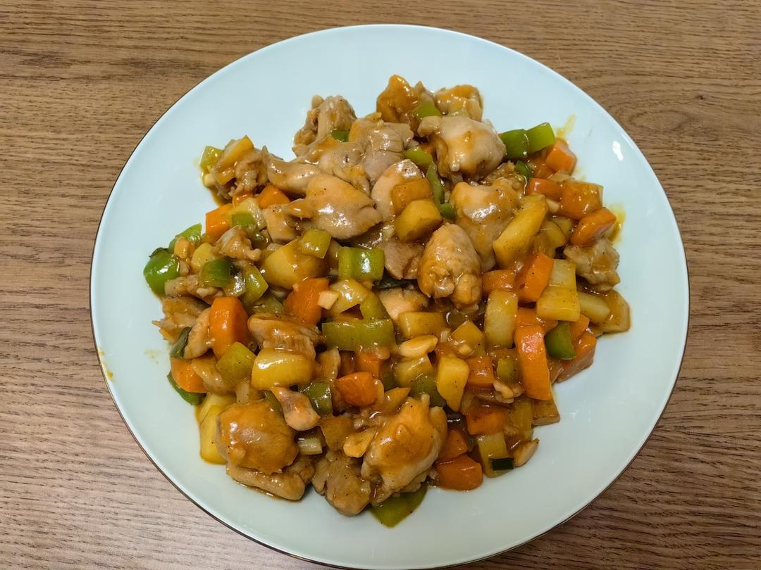 土豆和鸡腿的美味组合😋三丁炒鸡腿肉吃起来