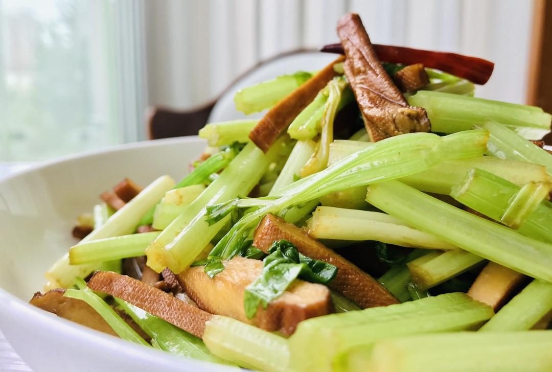 素菜：芹菜炒豆腐干