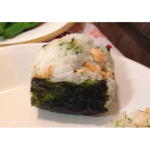 三文鱼海苔饭团的做法 步骤4
