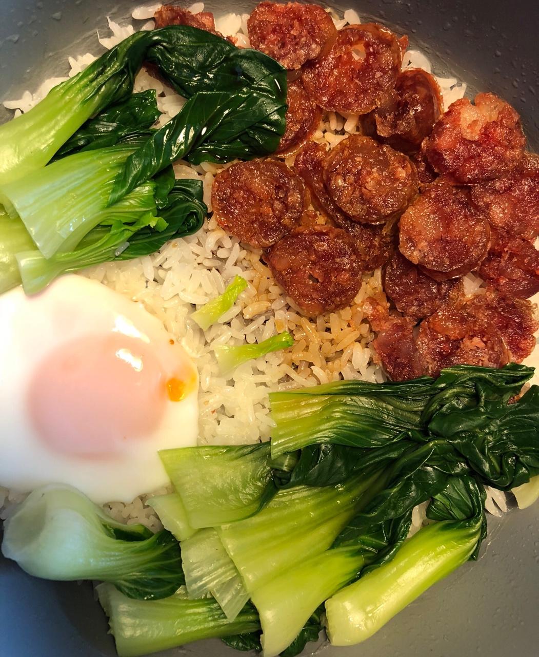 广式腊味煲仔饭