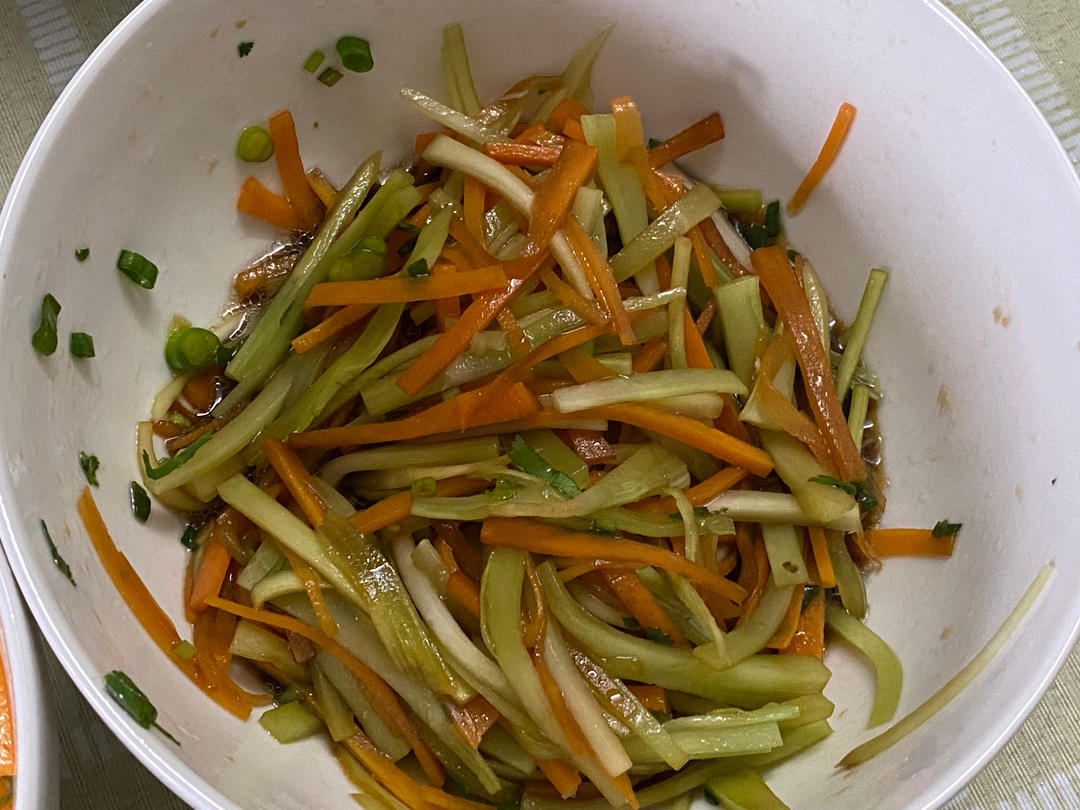 椒油凉拌莴笋胡萝卜丝