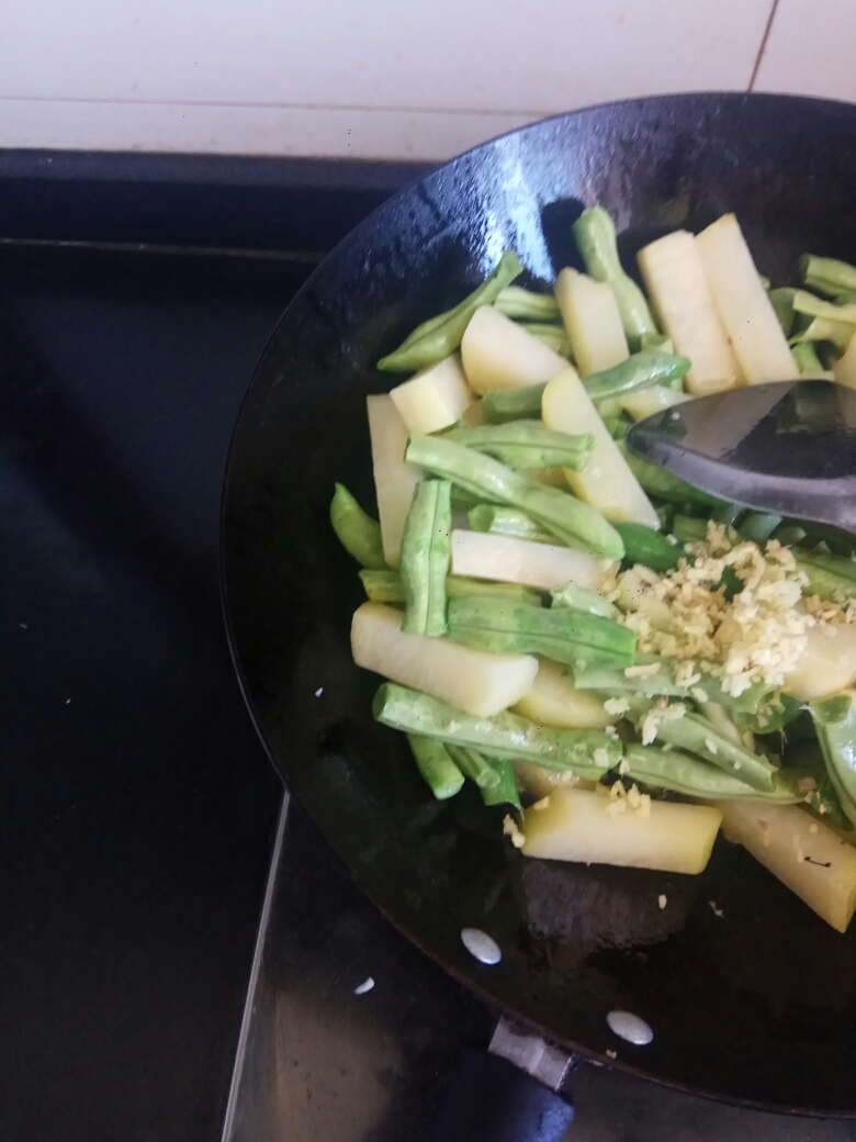 豆角焖土豆的做法 步骤4
