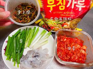 雨天里的风情—韩式海鲜葱饼&泡菜饼的做法 步骤1