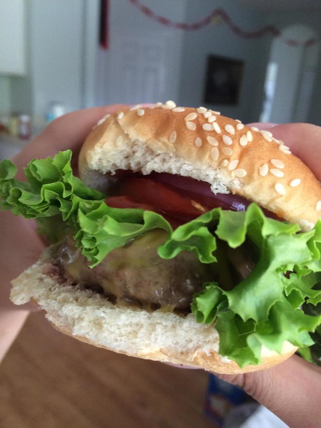 【视频】美国小学生制作正宗美式牛肉汉堡American Cheeseburger的做法