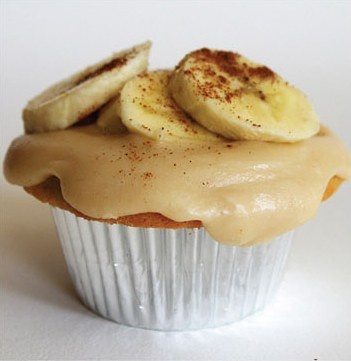 Banana cupcakes with maple browm butter froasting的做法