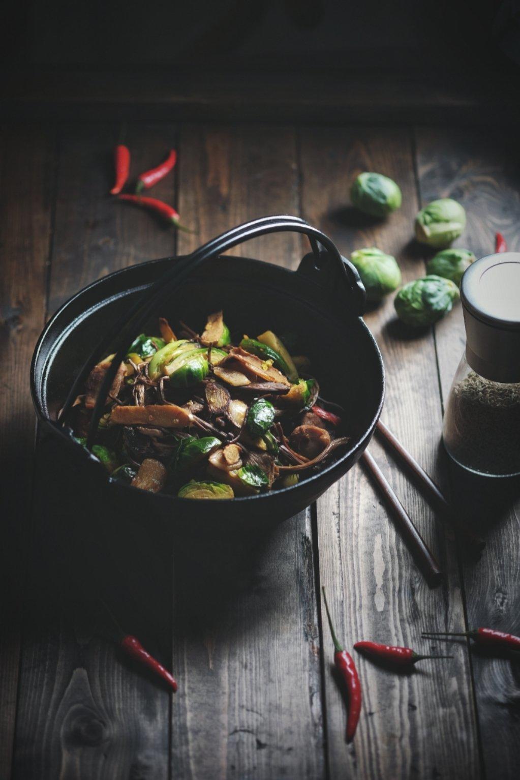 五花肉干锅茶树菇
