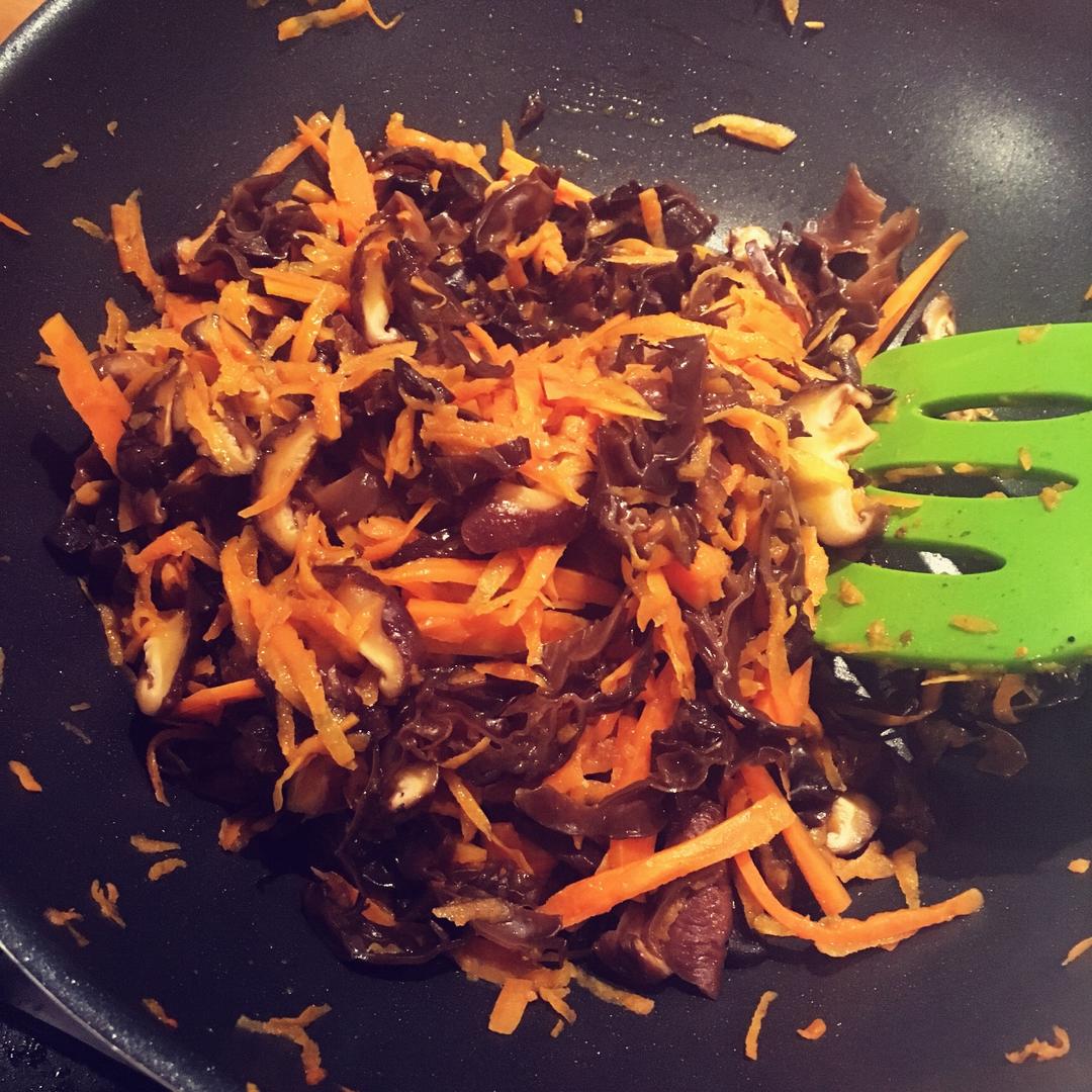 胡萝卜香菇炒木耳