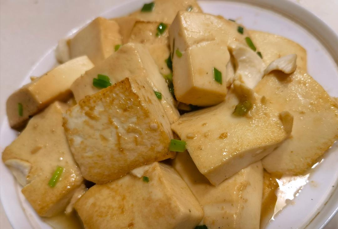 不放肉也超下饭的葱焖豆腐