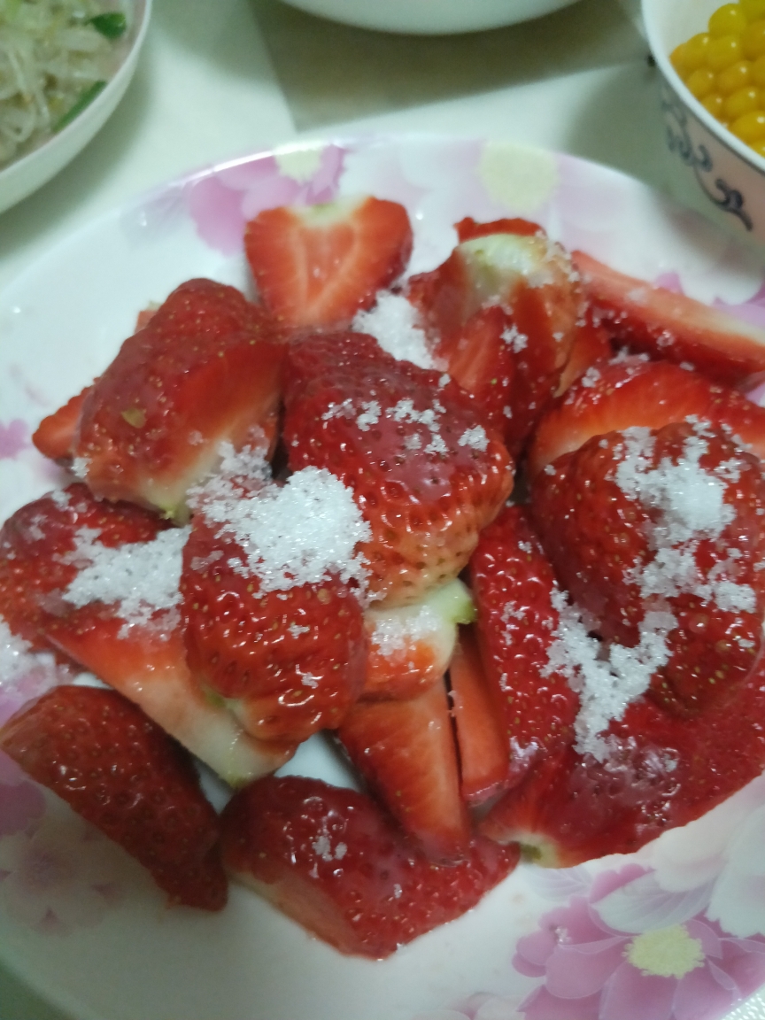 草莓拌糖的做法