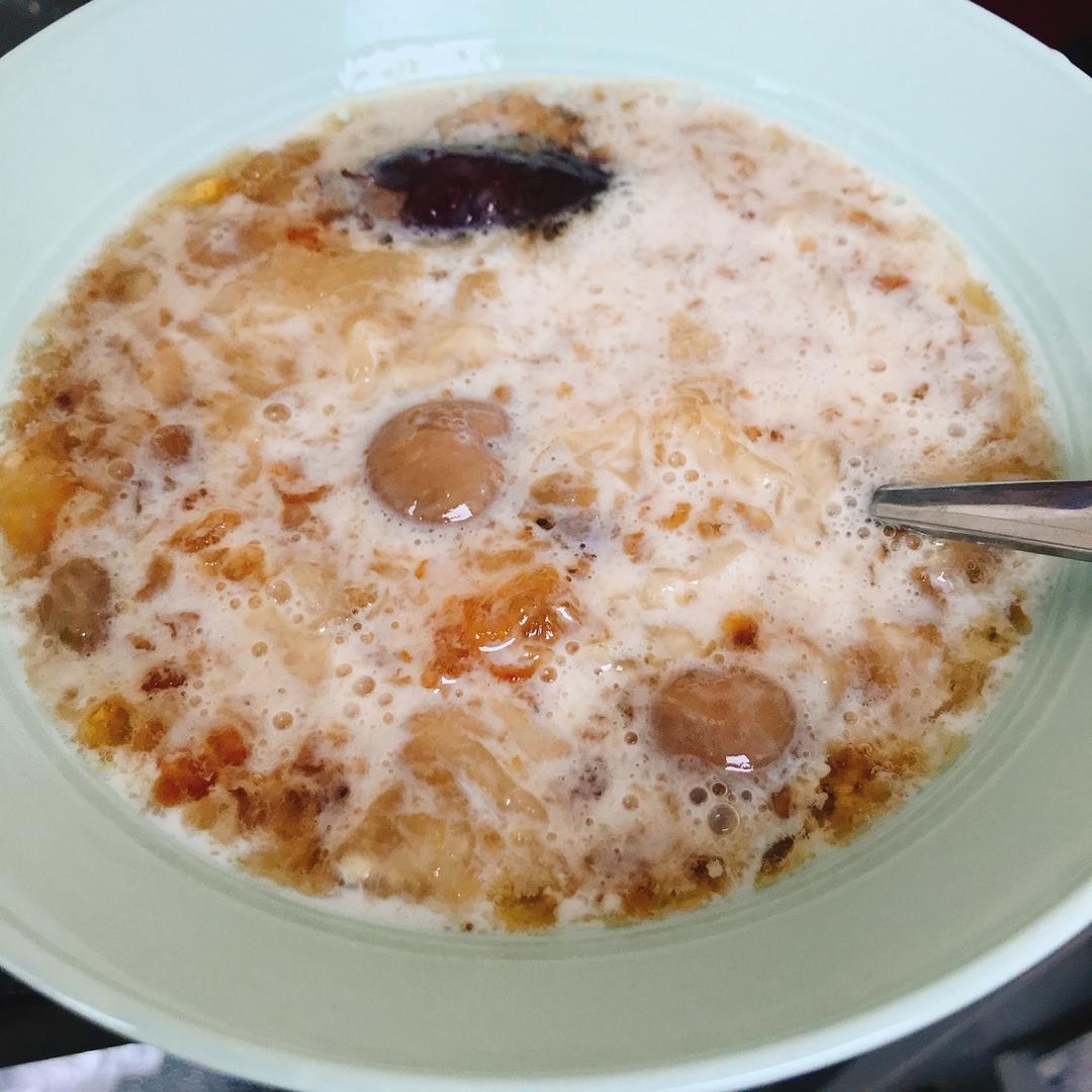 桃胶皂角米牛奶炖雪燕