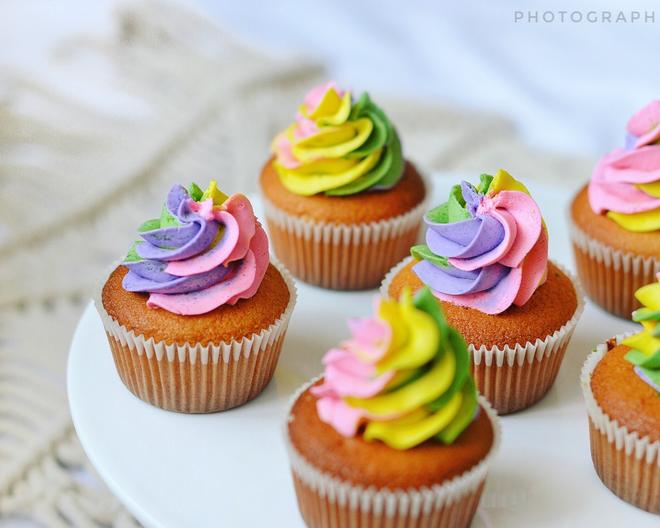 有内涵的彩虹杯子蛋糕Rainbow Cupcakes的做法