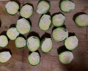 减脂必备15分钟煎小圆白菜/孢子甘蓝的做法 步骤1
