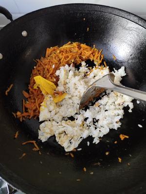 胡萝卜鸡蛋炒米饭(独家绝学)的做法 步骤6