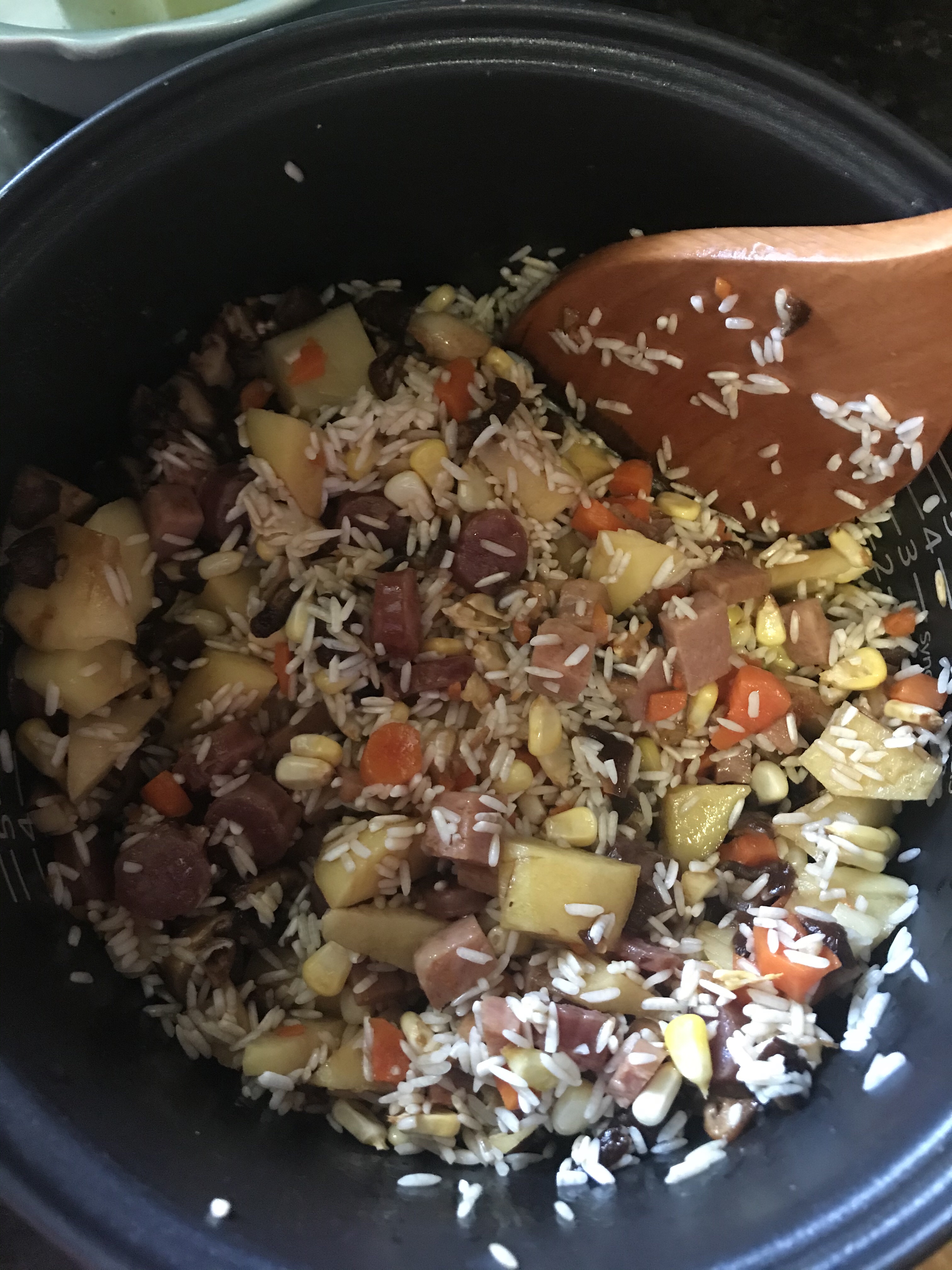 土豆玉米香菇腊肉午餐肉电饭煲焖饭的做法 步骤3