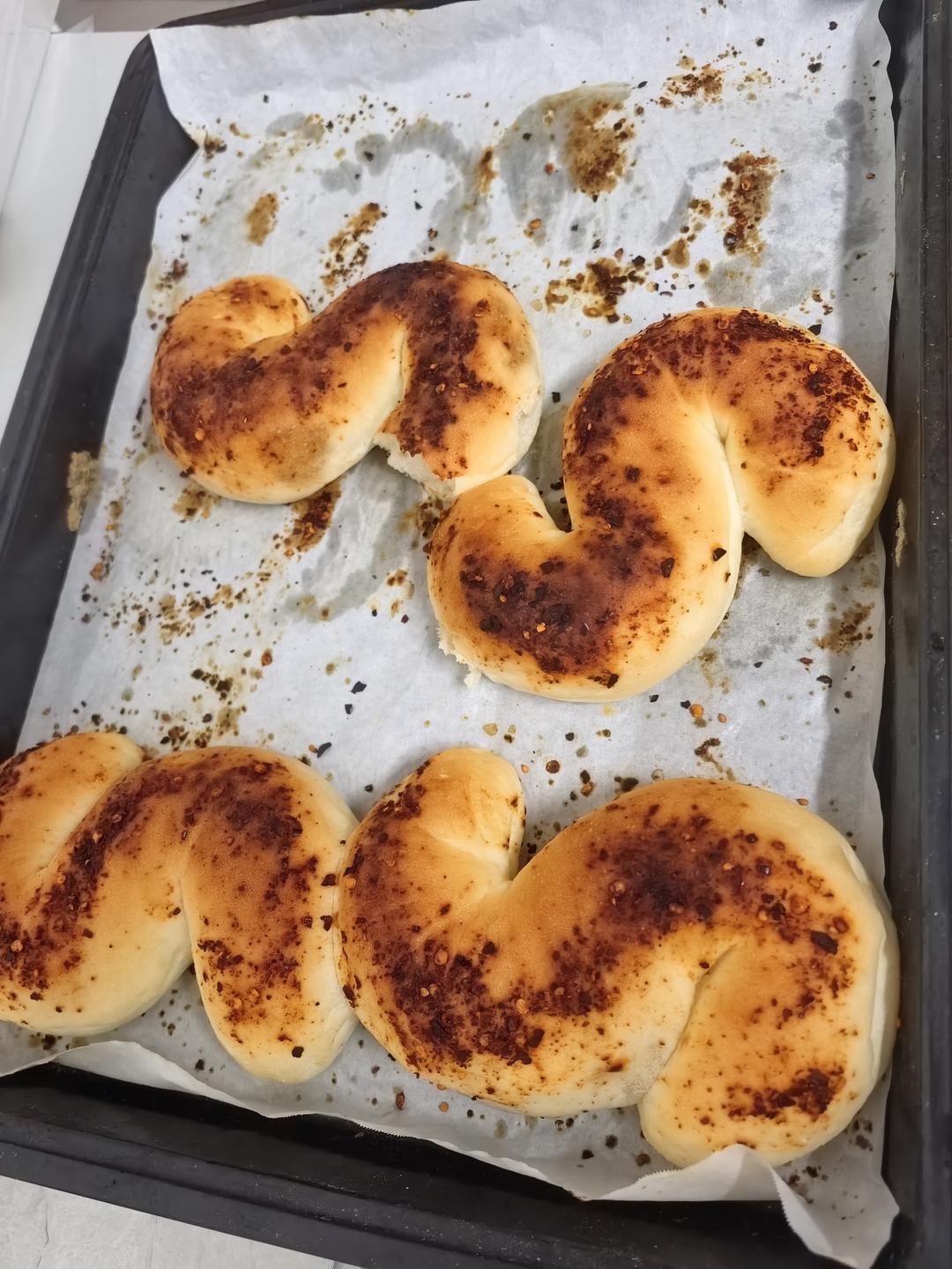 一口沦陷的咸蛋黄肉松软欧，都是馅巨满足！