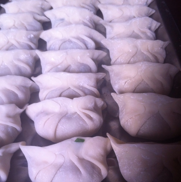 包饺子的方法之一...