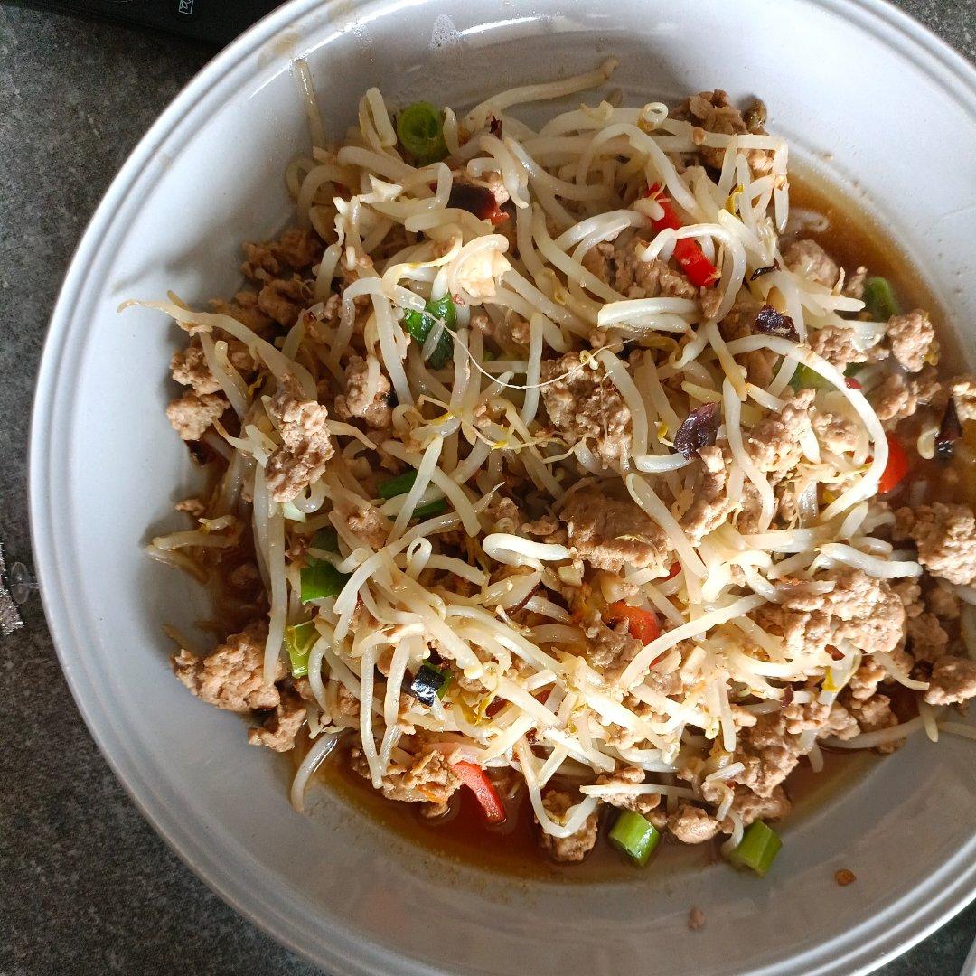 绿豆芽炒肉丝