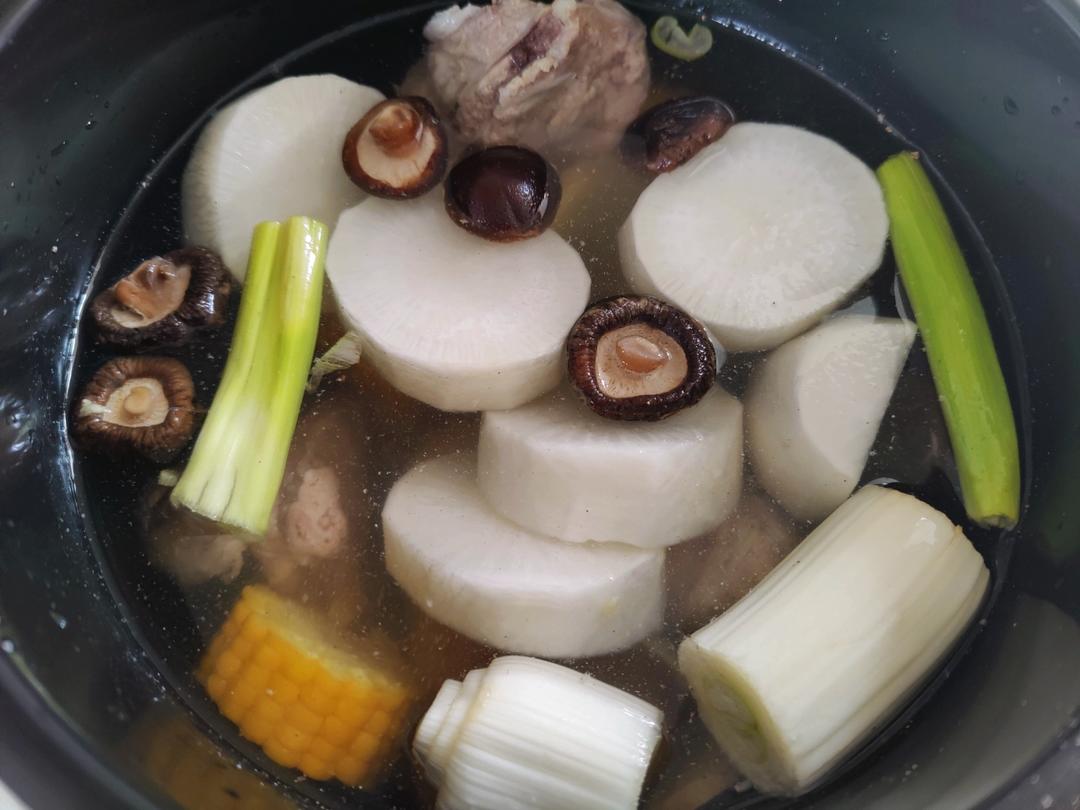 筒子骨玉米萝卜汤