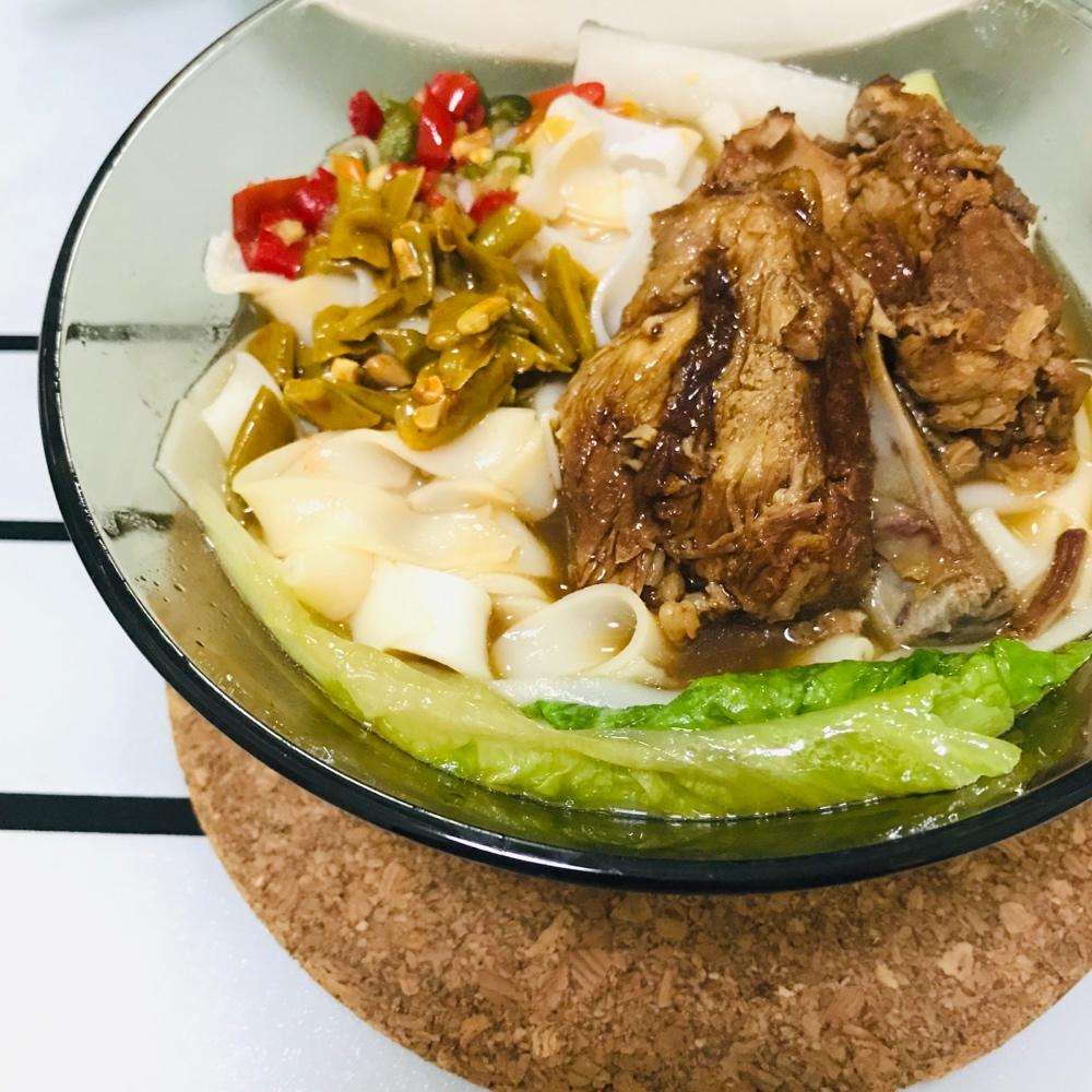 【麻辣排骨米粉】