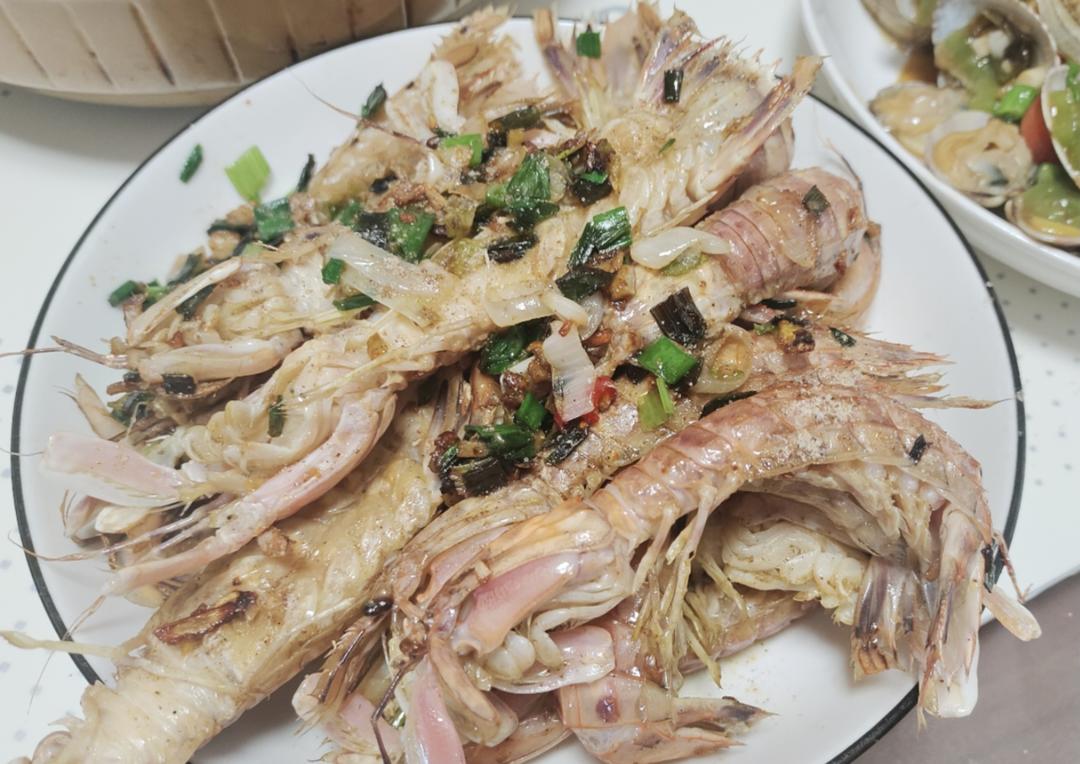 无油炸版的椒盐皮皮虾和巧拨虾壳的方法
