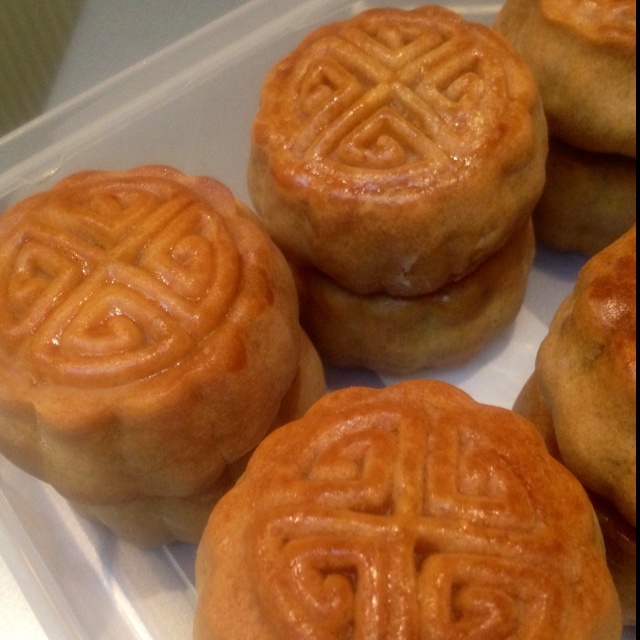 广式月饼－－蛋黄豆沙月饼