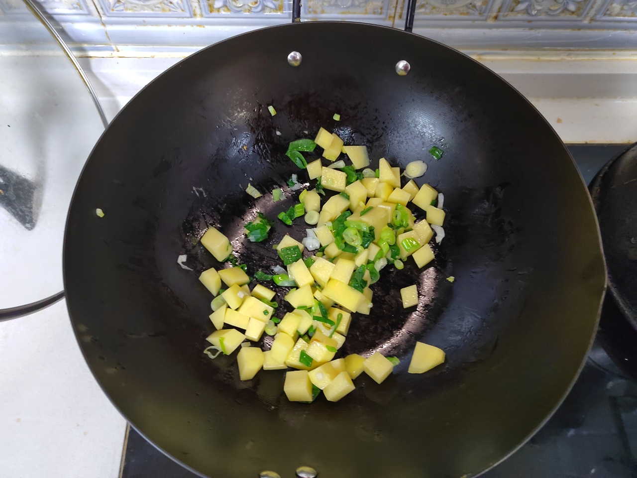 葱香土豆饭的做法 步骤3