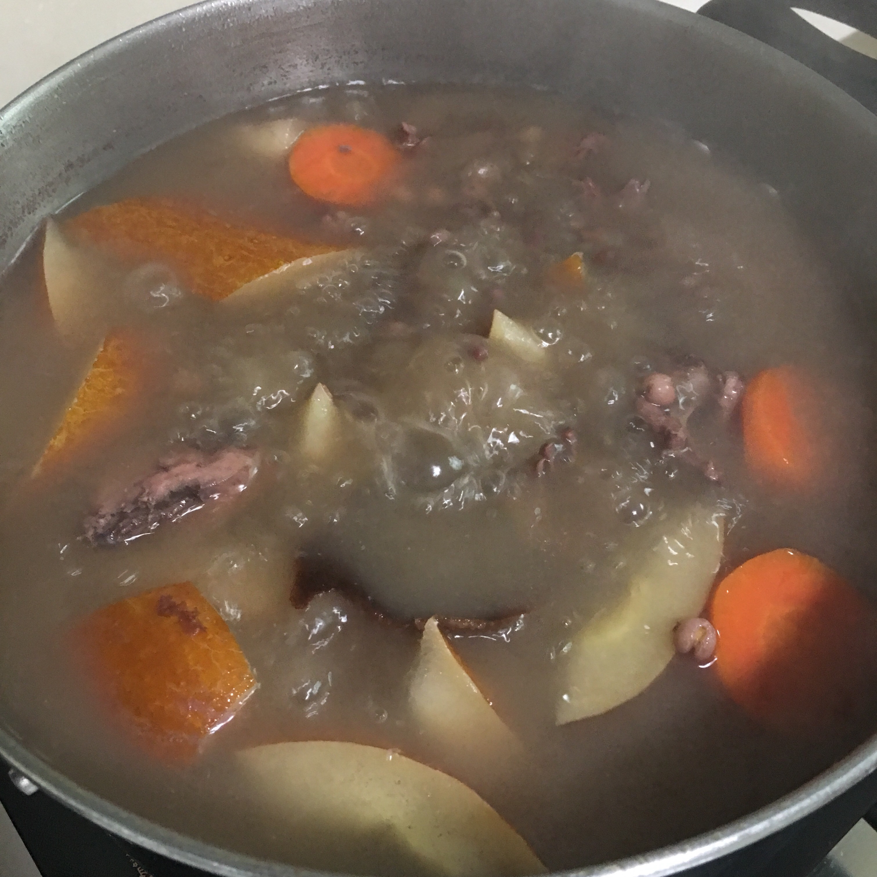 广东汤水之三                            袪湿利水金山老黄瓜猪骨汤的做法 步骤2