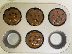 【消耗松饼粉】减油版星巴克蘑菇头简易零难度小朋友都会做的葡萄干巧克力豆马芬小蛋糕的做法 步骤4