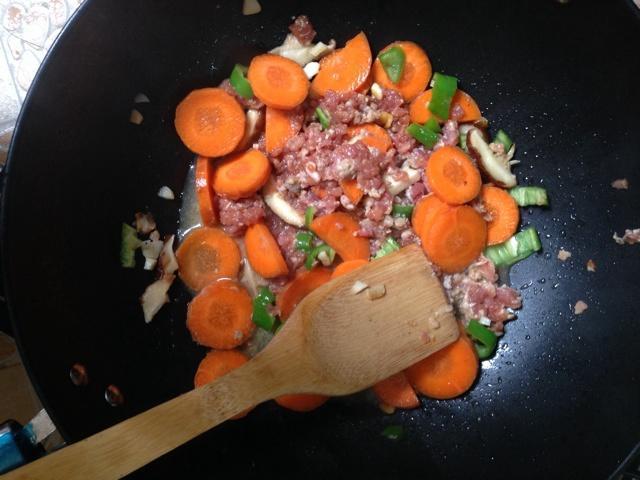 胡萝卜肉末焖饭的做法
