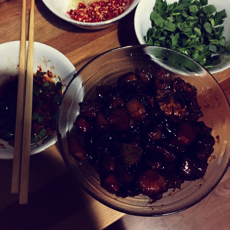 吃着碗里望着锅里的红烧肉