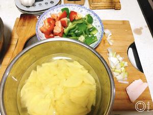 😋青椒彩椒土豆片的做法 步骤1
