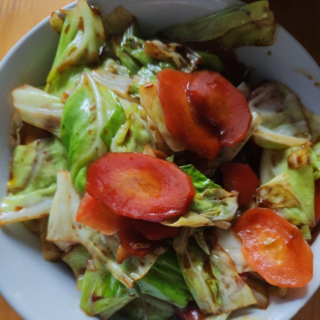 超级下饭的家常菜！给肉都不换的包菜炒鸡蛋