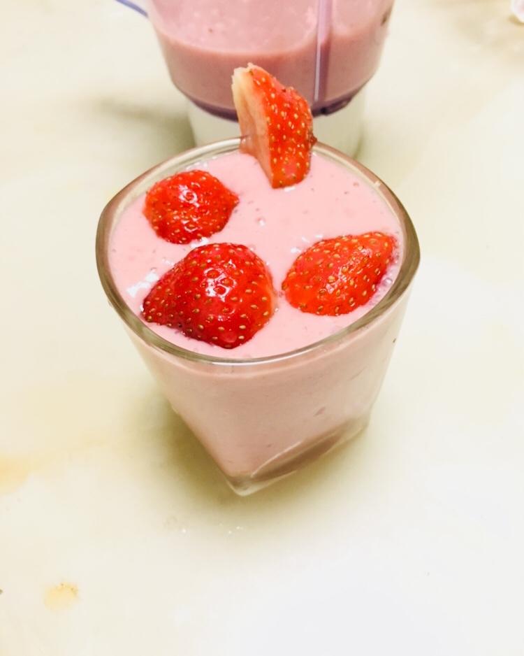 ai-yan做的草莓酸奶昔