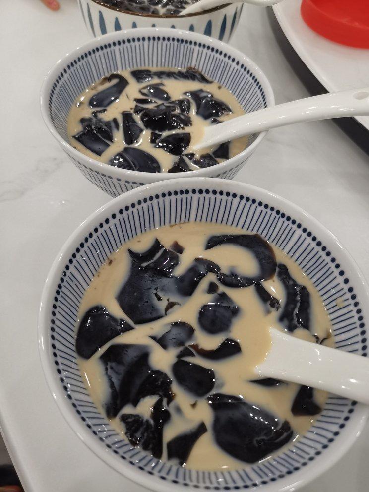 奶茶烧仙草，椰汁烧仙草，黑凉粉