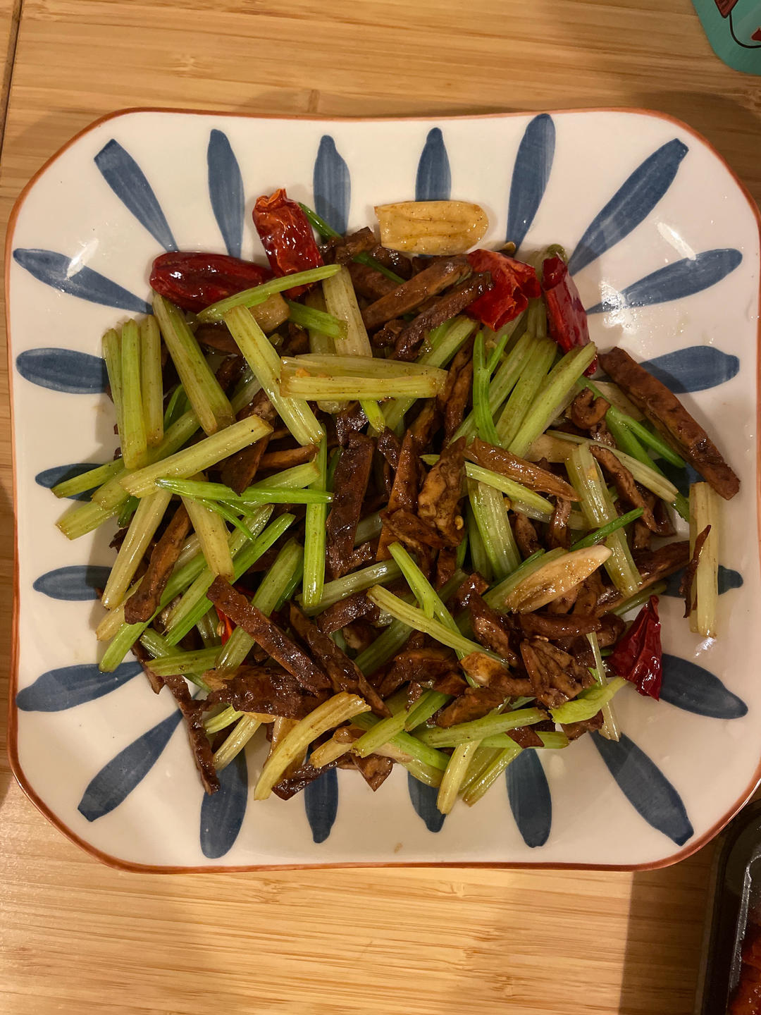 让何老师好吃到哭的同款芹菜炒香干，真的超美味
