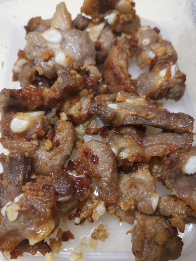 我家排骨从不红烧，加一些大蒜，出锅香喷喷，孩子吃完舔手指