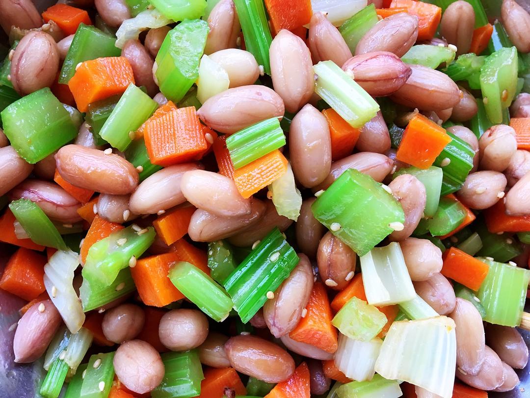 amyni0708做的凉拌芹菜花生米胡萝卜