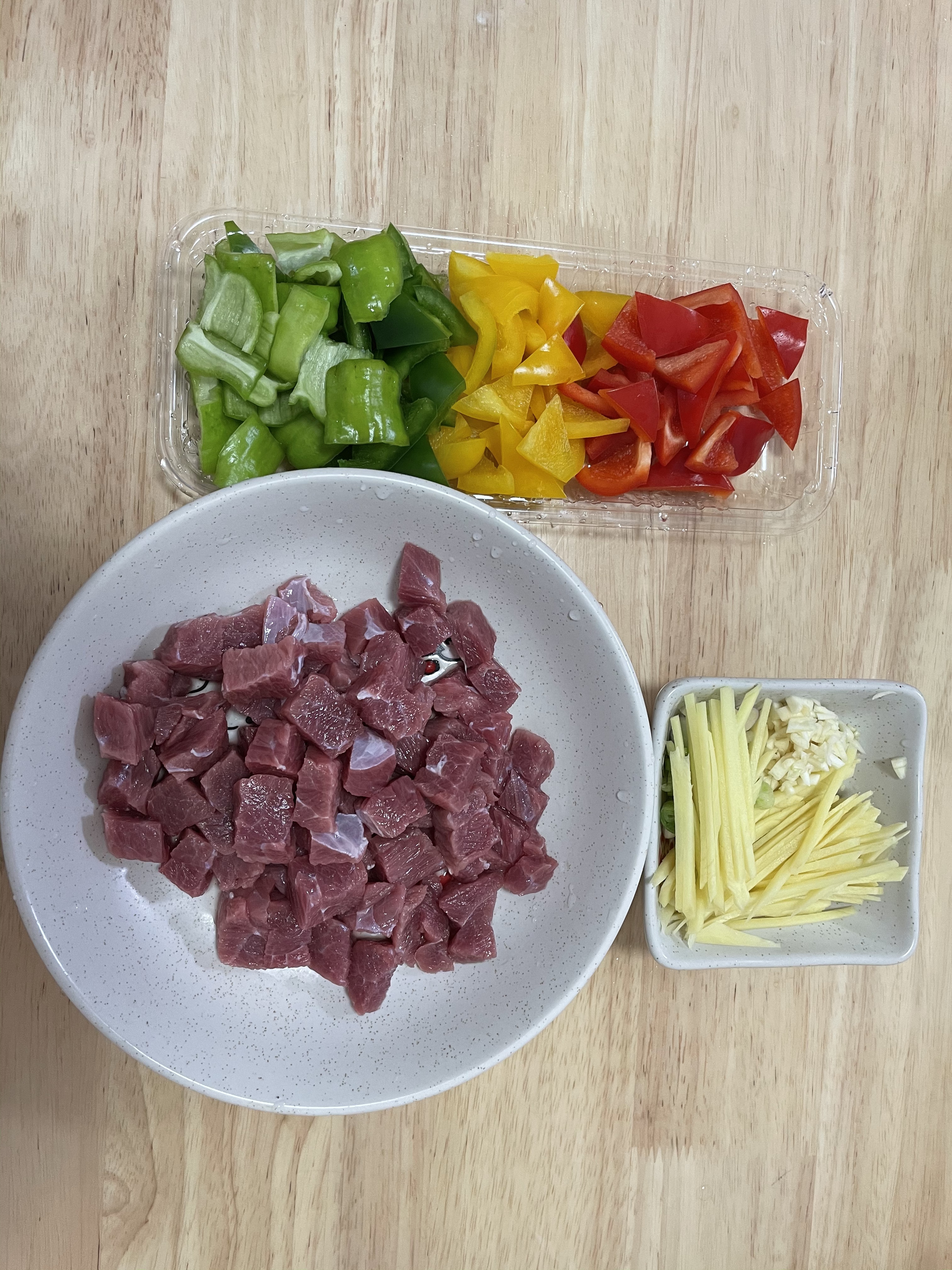 低脂低卡的彩椒牛肉粒的做法 步骤2