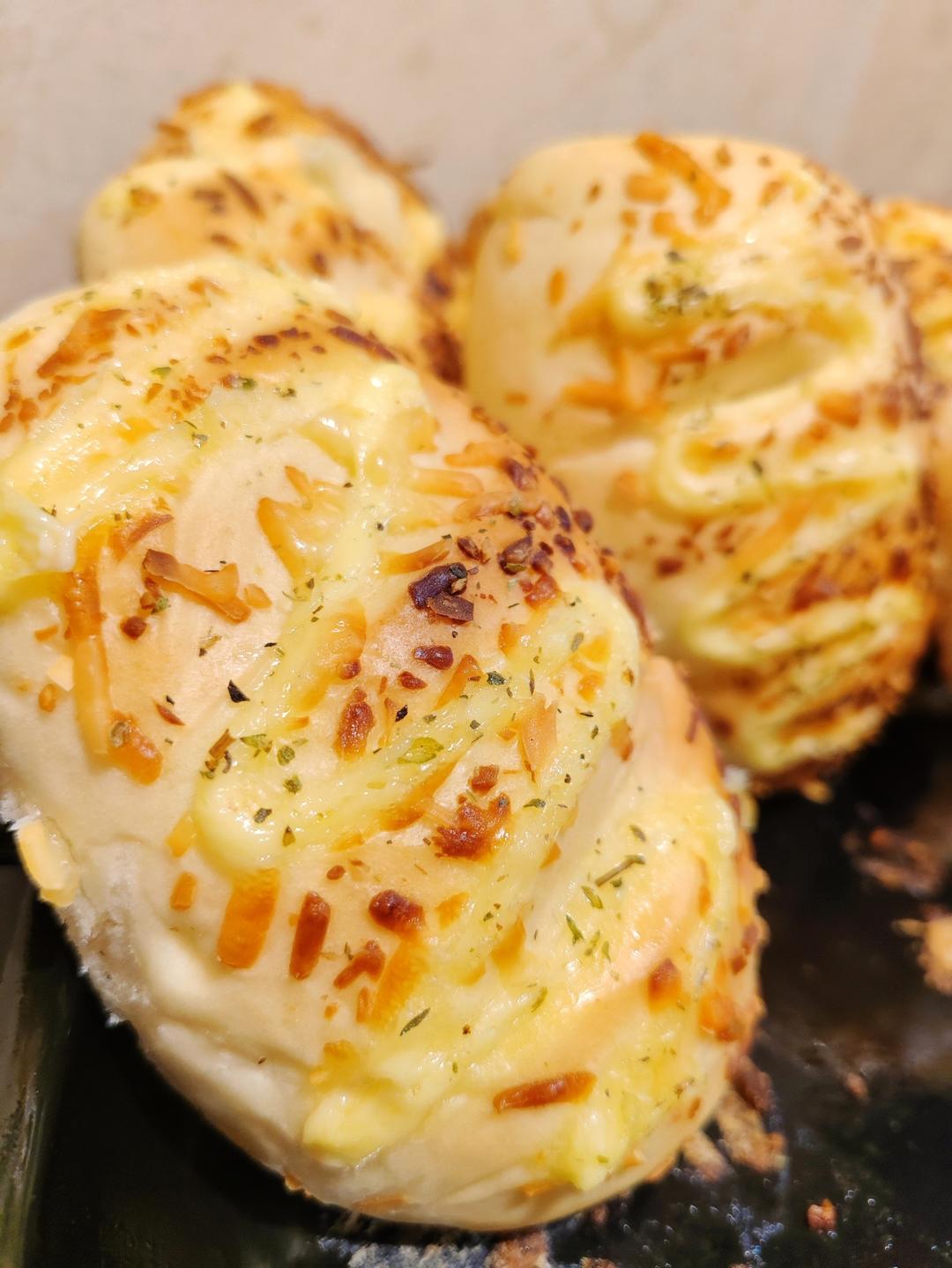 波兰种肉松香葱芝士面包