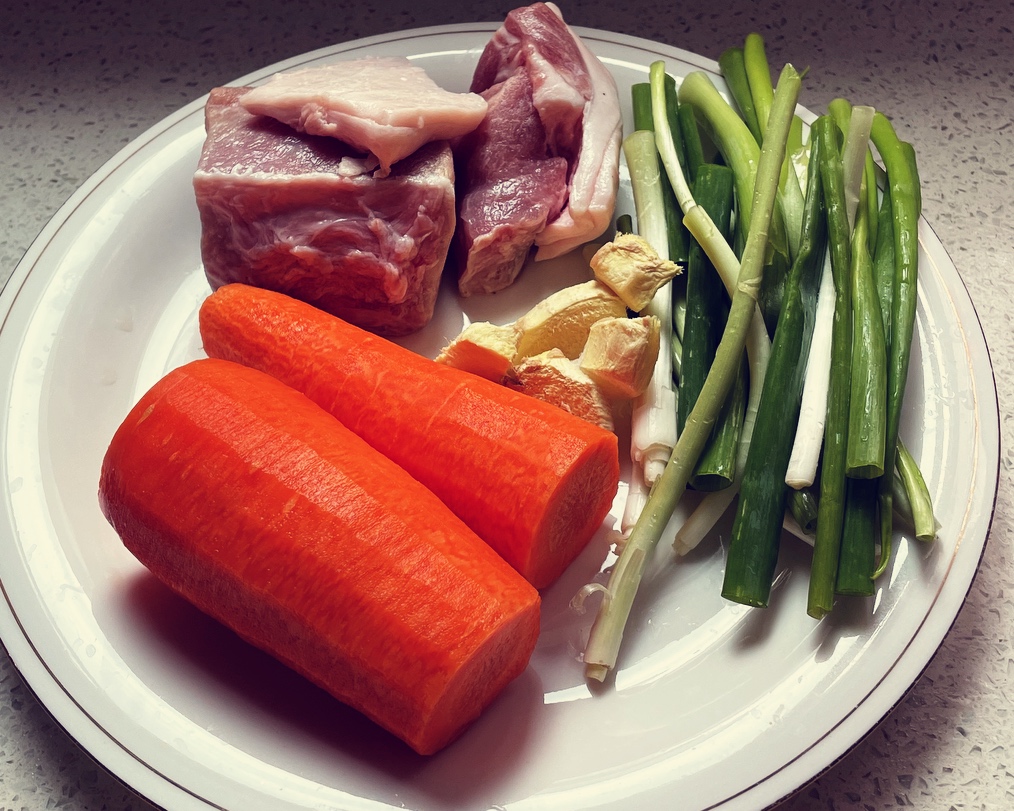 胡萝卜猪肉饺子-简单美味好吃的家庭版的做法 步骤1
