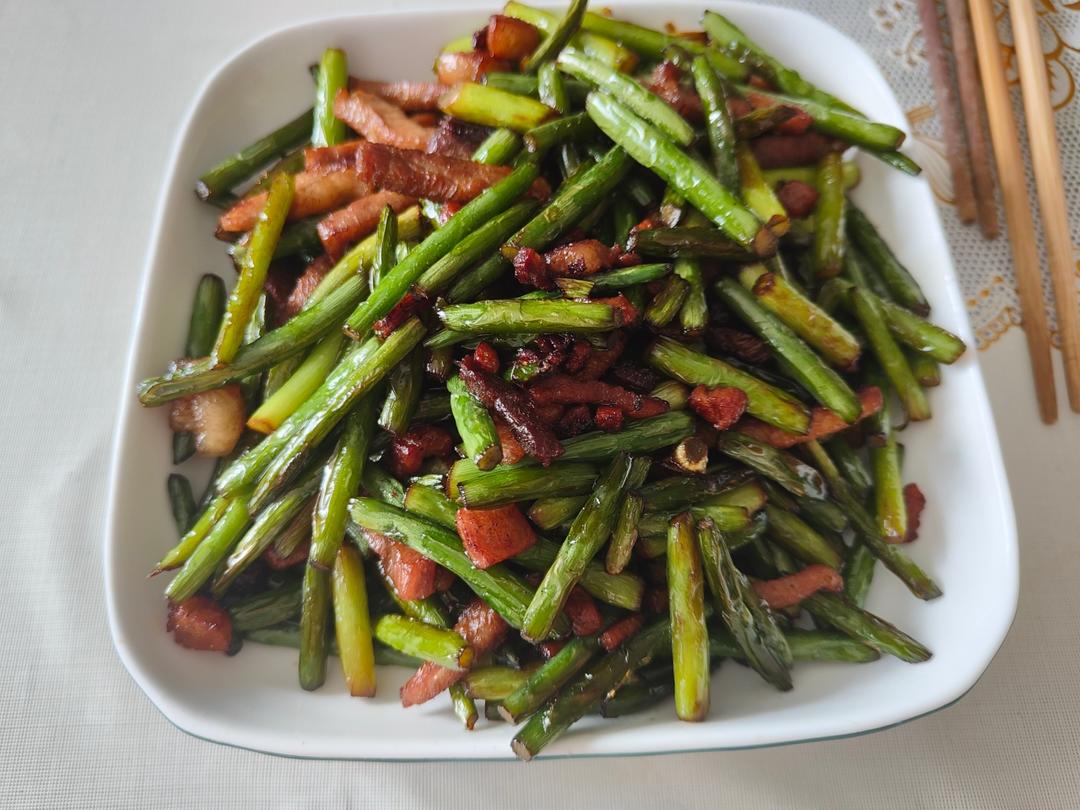 简单易做的下饭菜－蒜苔炒肉